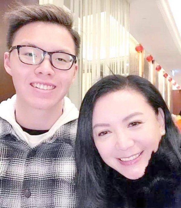十大正规实盘配资平台 离婚24年净身出户！60岁曾华倩靠儿子逆袭，比刘嘉玲还幸福？